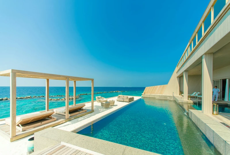 luxury villa vs hotel 4