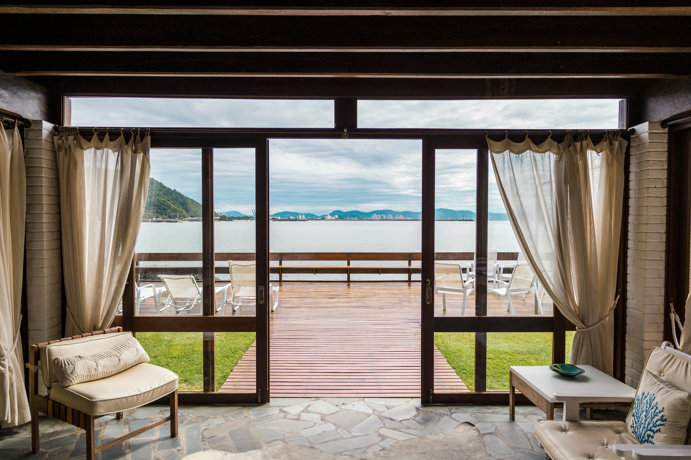 luxury villa vs hotel 6